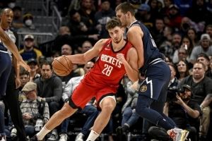 马龙：申京现在的角色很像约基奇 他是球队进攻的枢纽