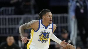 库里谈理查德：他的加入让我们变得更年轻 但他的打球方式很成熟