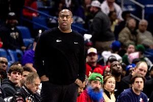 迈克-布朗谈赌博丑闻：不归我管 联盟有专门针对球员的管理方案